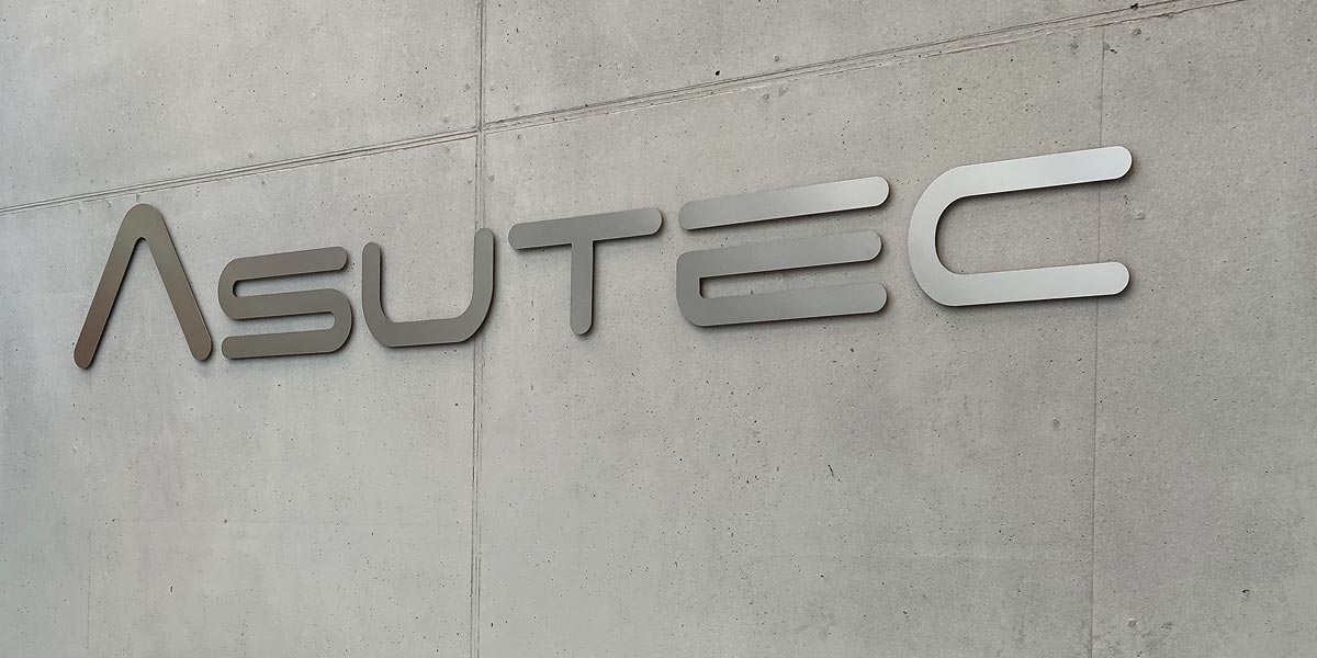 3D Buchstaben aus Aluminium silber auf Betonwand montiert.