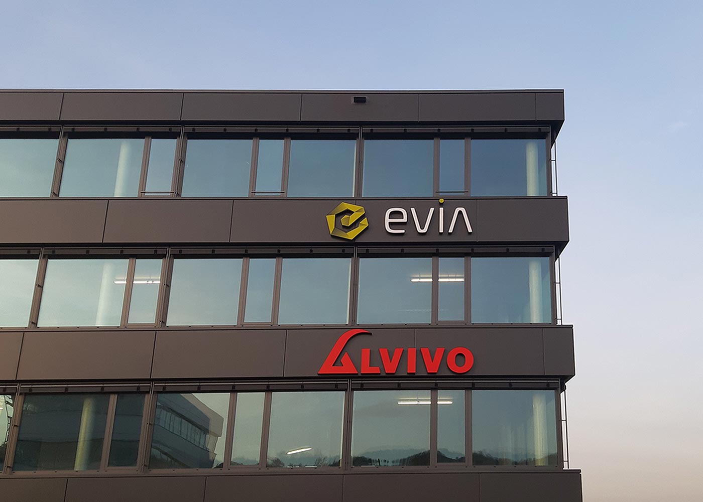 Leuchtschriften evia und ALVIVO