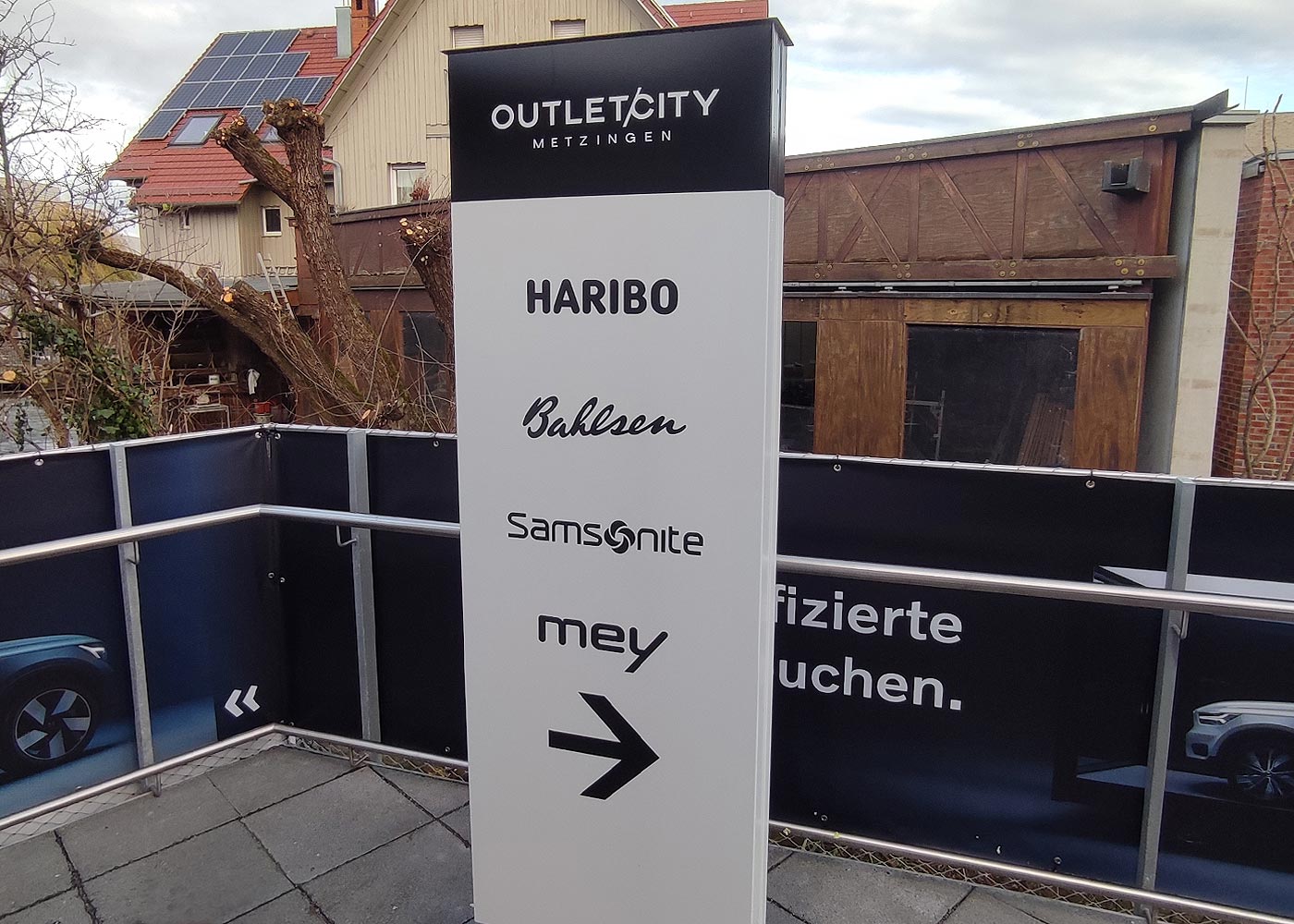 Werbepylon Wegweiser OUTLET/CITY