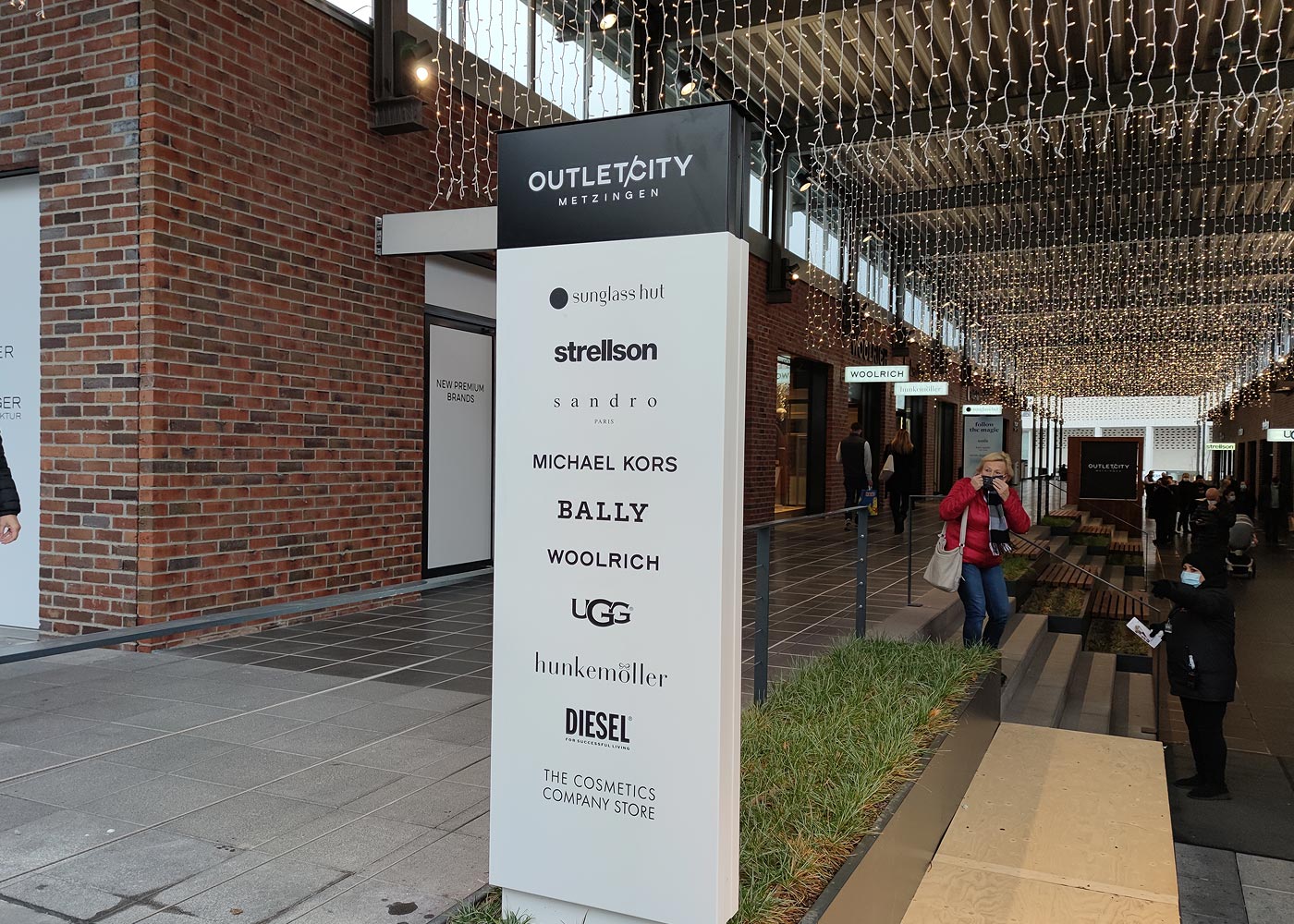 Montage Werbepylon Outletcity